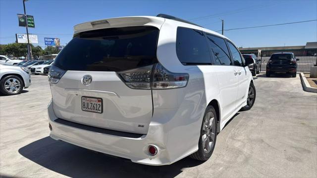 Photo of 2015 White Toyota Sienna