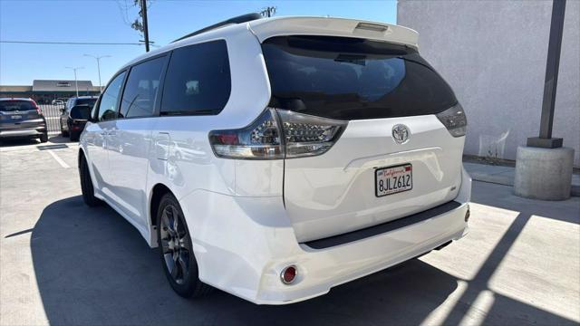 Photo of 2015 White Toyota Sienna