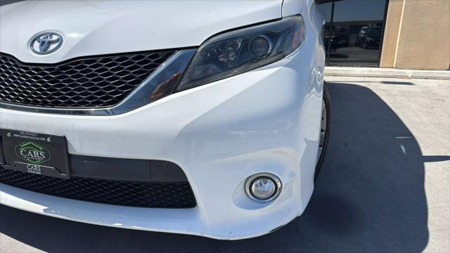 Photo of 2015 White Toyota Sienna