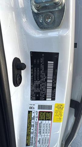Photo of 2015 White Toyota Sienna