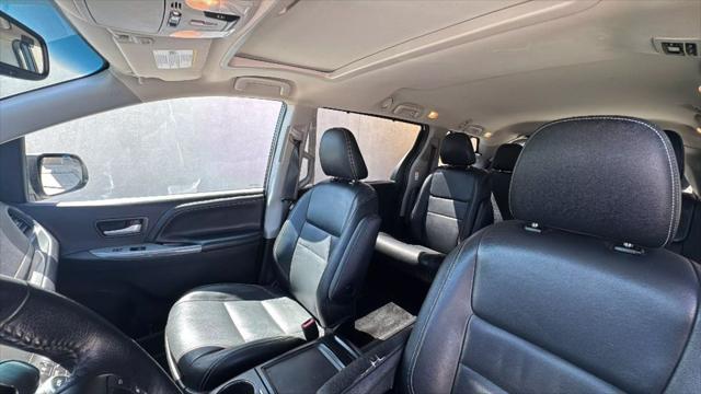 Photo of 2015 White Toyota Sienna