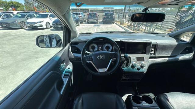Photo of 2015 White Toyota Sienna