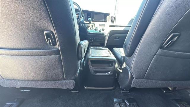 Photo of 2015 White Toyota Sienna