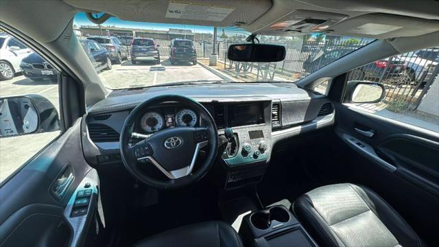 Photo of 2015 White Toyota Sienna