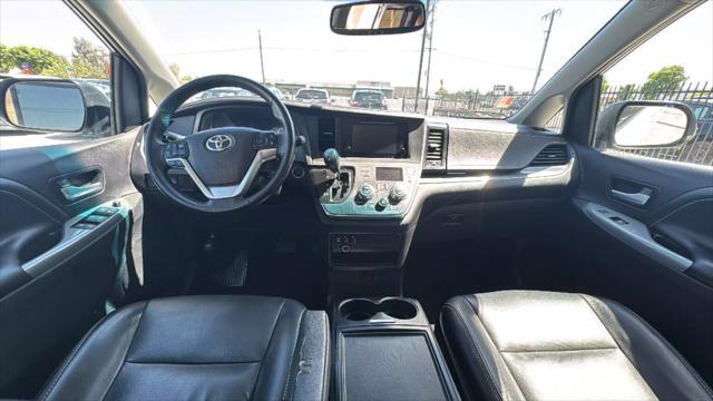 Photo of 2015 White Toyota Sienna