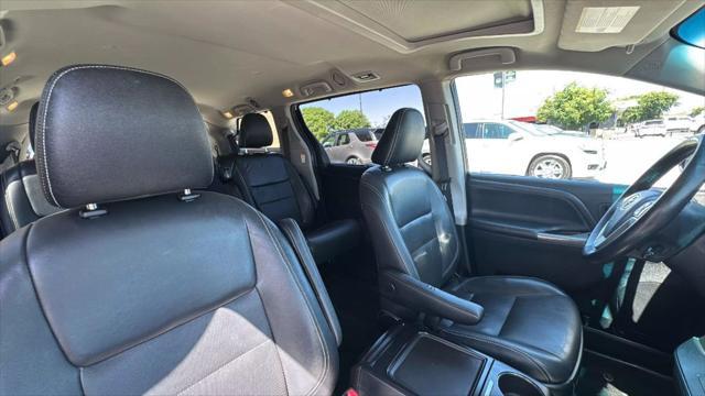 Photo of 2015 White Toyota Sienna