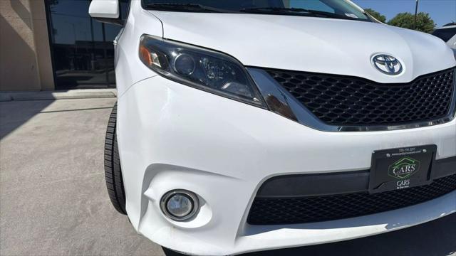 Photo of 2015 White Toyota Sienna