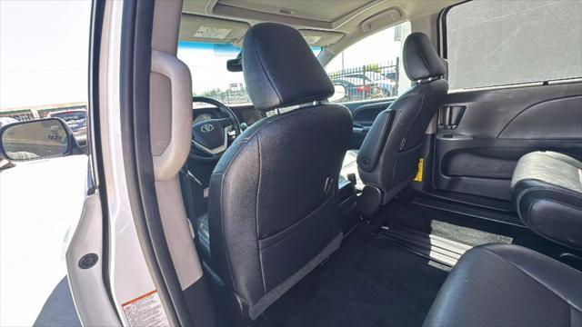 Photo of 2015 White Toyota Sienna