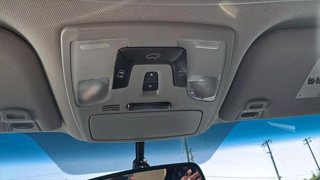 Photo of 2015 White Toyota Sienna