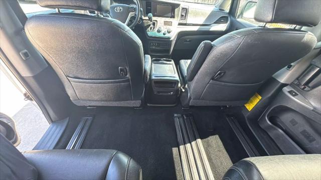 Photo of 2015 White Toyota Sienna