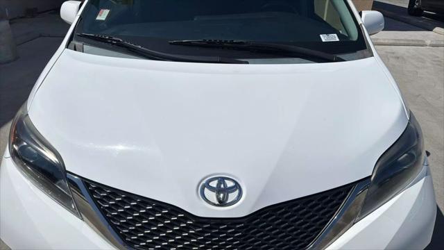 Photo of 2015 White Toyota Sienna