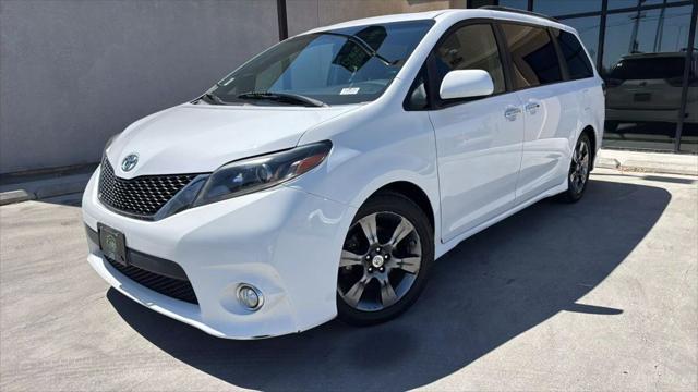 Photo of 2015 White Toyota Sienna