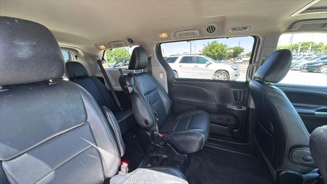 Photo of 2015 White Toyota Sienna