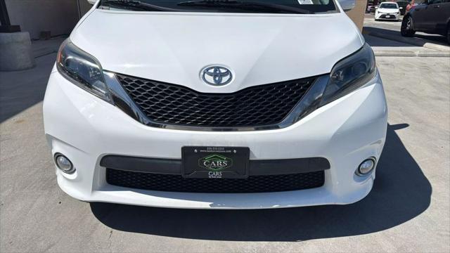 Photo of 2015 White Toyota Sienna