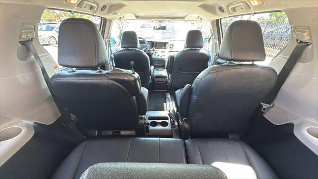 Photo of 2015 White Toyota Sienna