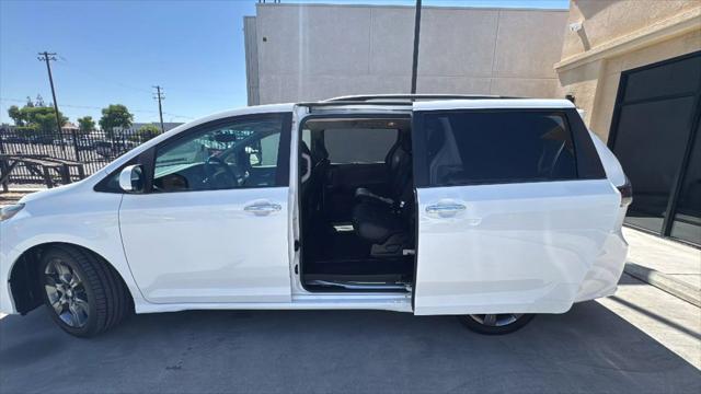 Photo of 2015 White Toyota Sienna