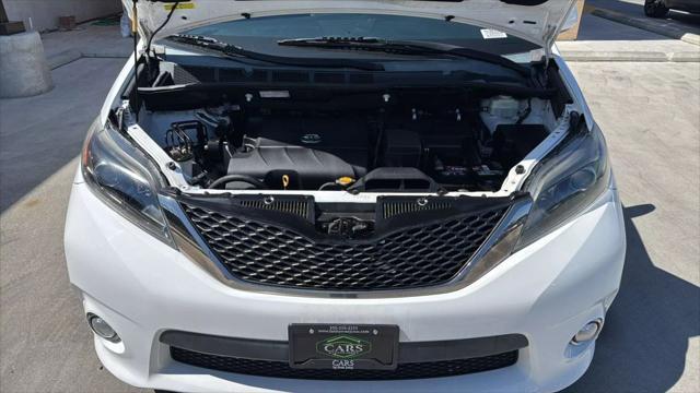 Photo of 2015 White Toyota Sienna