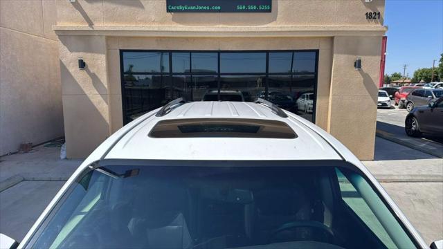 Photo of 2015 White Toyota Sienna