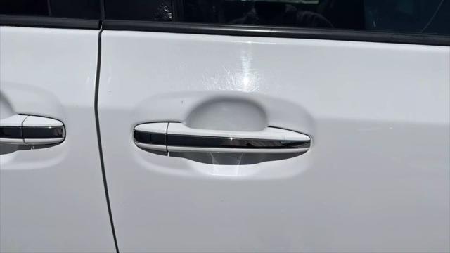 Photo of 2015 White Toyota Sienna