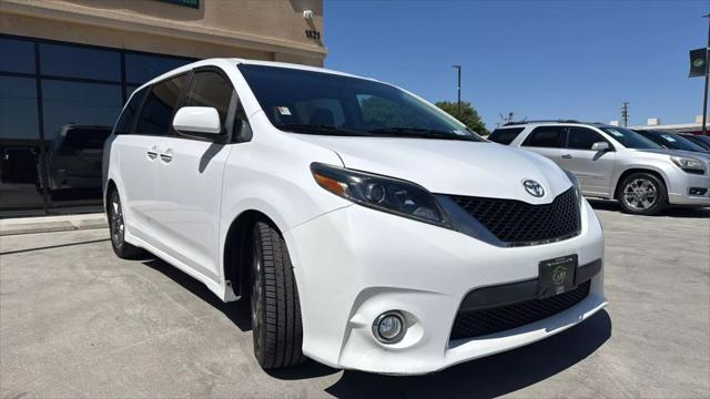 Photo of 2015 White Toyota Sienna
