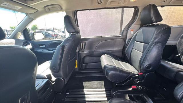 Photo of 2015 White Toyota Sienna