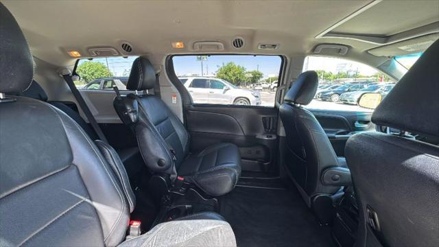 Photo of 2015 White Toyota Sienna