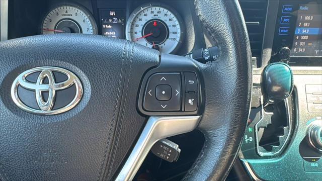 Photo of 2015 White Toyota Sienna