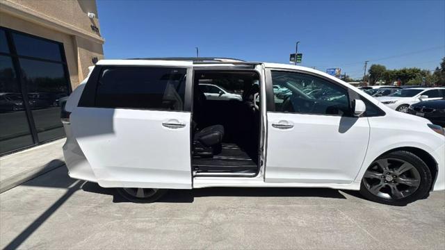 Photo of 2015 White Toyota Sienna