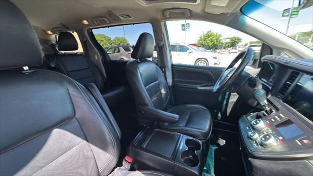Photo of 2015 White Toyota Sienna