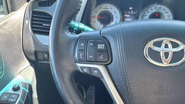 Photo of 2015 White Toyota Sienna