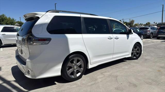 Photo of 2015 White Toyota Sienna