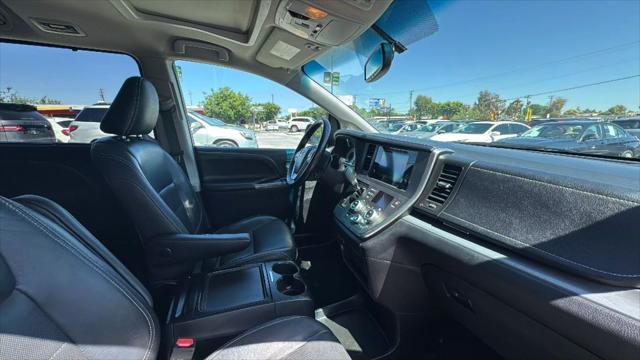 Photo of 2015 White Toyota Sienna