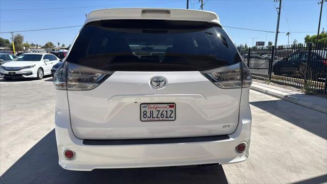 Photo of 2015 White Toyota Sienna