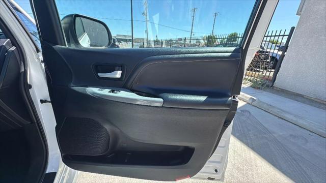 Photo of 2015 White Toyota Sienna
