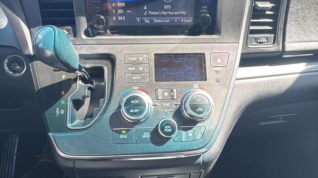 Photo of 2015 White Toyota Sienna