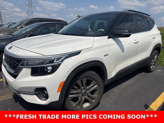 Photo of 2021 Clear White/Black Roof Kia Seltos