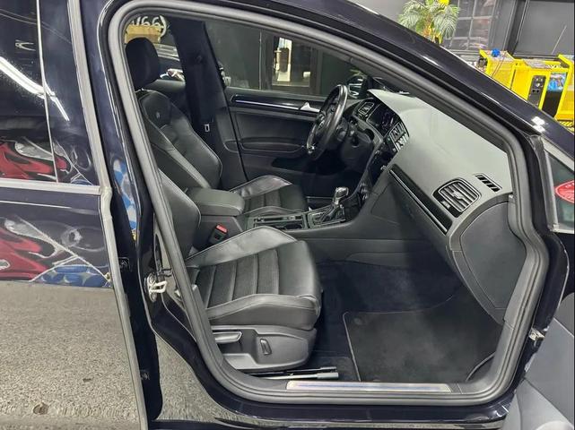 Photo of 2018 Deep Black Pearl Metallic Volkswagen Golf R