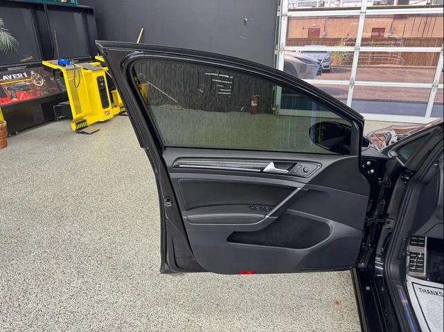 Photo of 2018 Deep Black Pearl Metallic Volkswagen Golf R