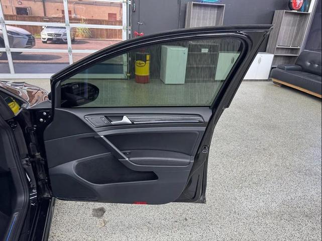 Photo of 2018 Deep Black Pearl Metallic Volkswagen Golf R