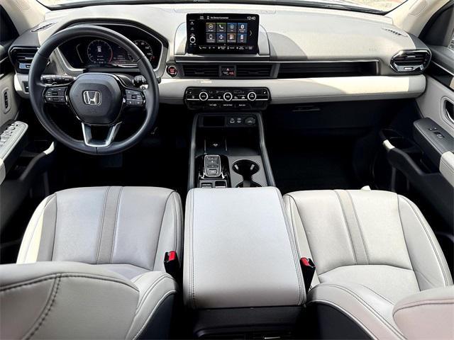 Photo of 2023 Silver Metallic Honda Pilot
