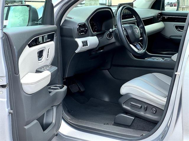 Photo of 2023 Silver Metallic Honda Pilot