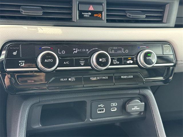 Photo of 2023 Silver Metallic Honda Pilot