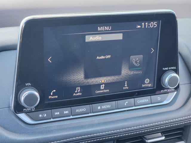Photo of 2023 Pearl White Tricoat Nissan Rogue