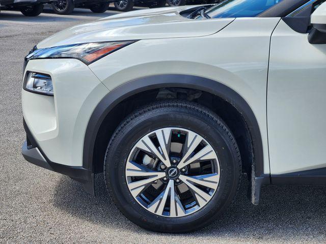 Photo of 2023 Pearl White Tricoat Nissan Rogue