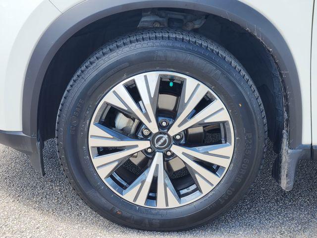 Photo of 2023 Pearl White Tricoat Nissan Rogue