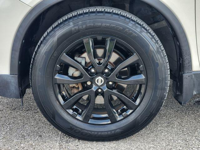 Photo of 2018 Pearl White Nissan Rogue