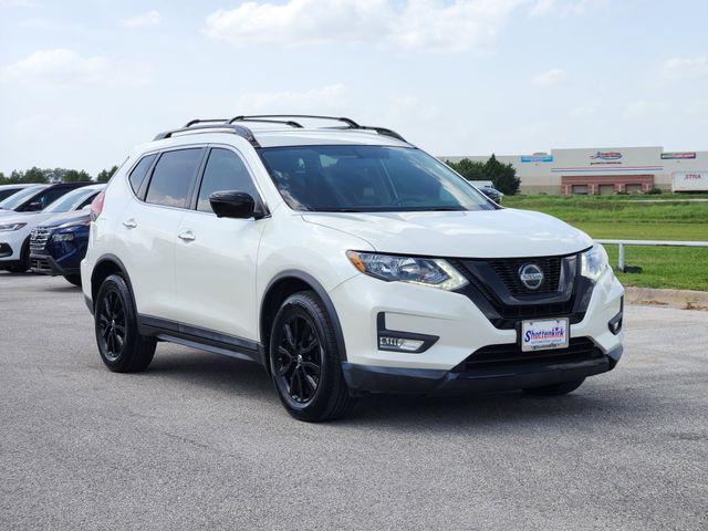 Photo of 2018 Pearl White Nissan Rogue