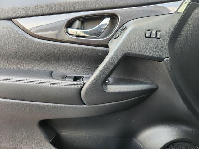 Photo of 2018 Pearl White Nissan Rogue