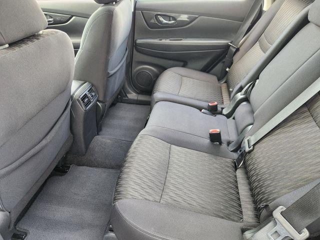Photo of 2018 Pearl White Nissan Rogue