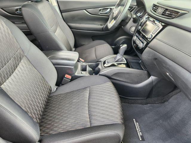 Photo of 2018 Pearl White Nissan Rogue